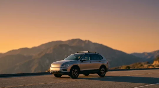 Vue professionnelle d'une voiture moderne avec barres de toit installées sous lumière dorée