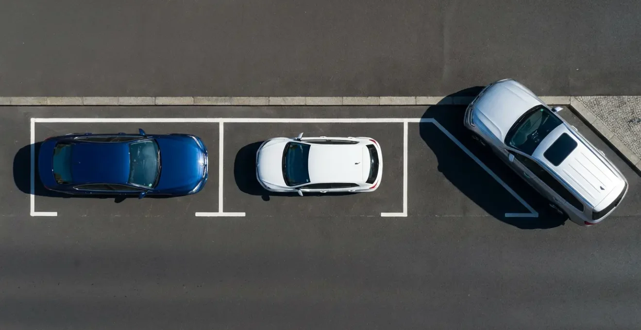 Vue aérienne montrant trois types de manœuvres de stationnement avec voitures colorées
