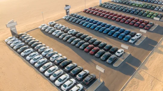 Parking de voitures d'occasion avec différentes couleurs et finitions, effet de comparaison des valeurs
