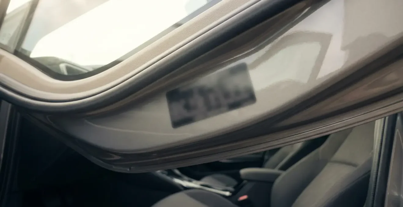 Gros plan sur l'étiquette de pression des pneus dans l'encadrement d'une portière de voiture