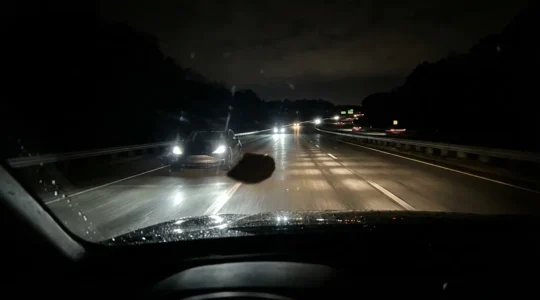 Vue avant d'une voiture équipée de phares Matrix LED sur autoroute de nuit avec visualisation du découpage lumineux adaptatif