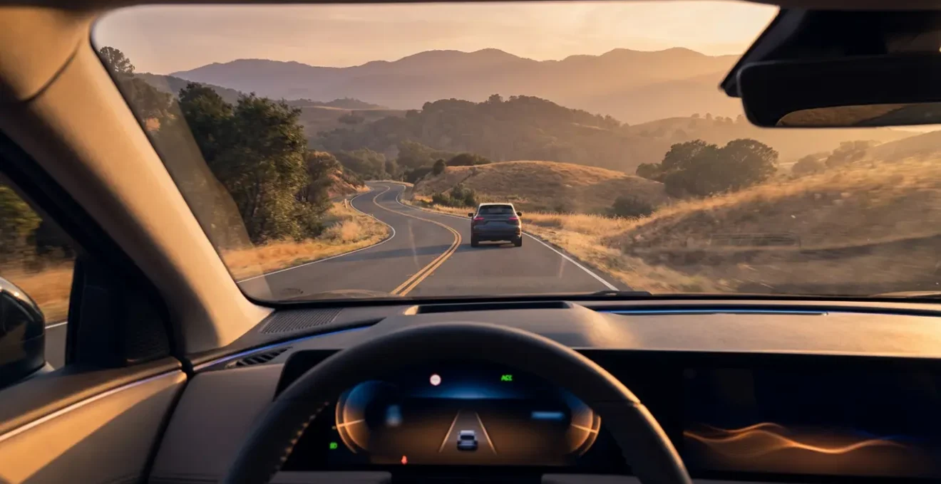 Intérieur de voiture moderne avec tableau de bord affichant le régulateur adaptatif actif sur une autoroute vallonnée